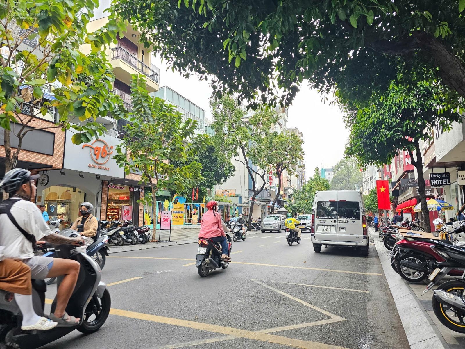 Siêu Hot! Nằm ngay mặt tiền Đường 127 129 Nguyễn Trãi Phường Bến Thành Quận 1