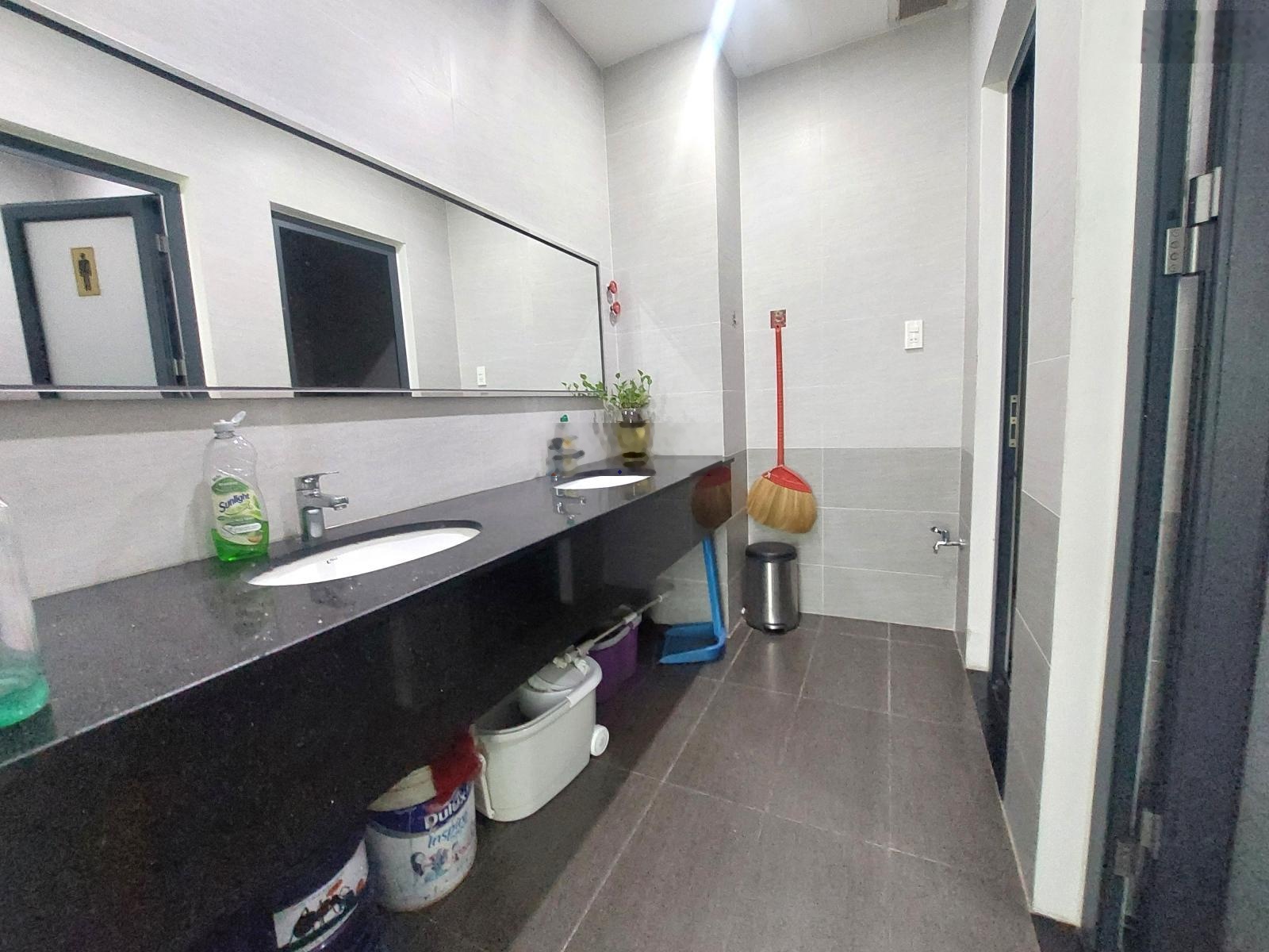 Văn phòng 40m2 giá 9 triệu/th - có sẵn phòng giám đốc