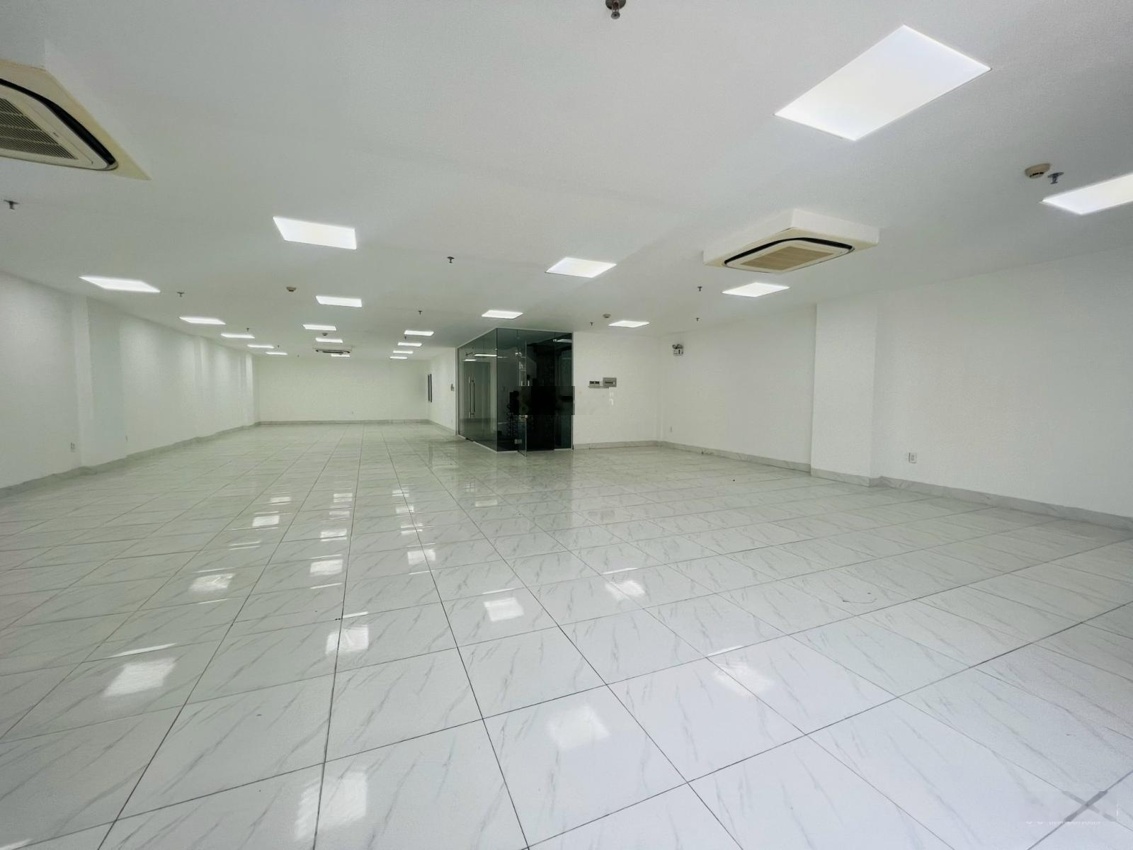 Tòa nhà đẹp cho thuê mặt tiền đường lớn