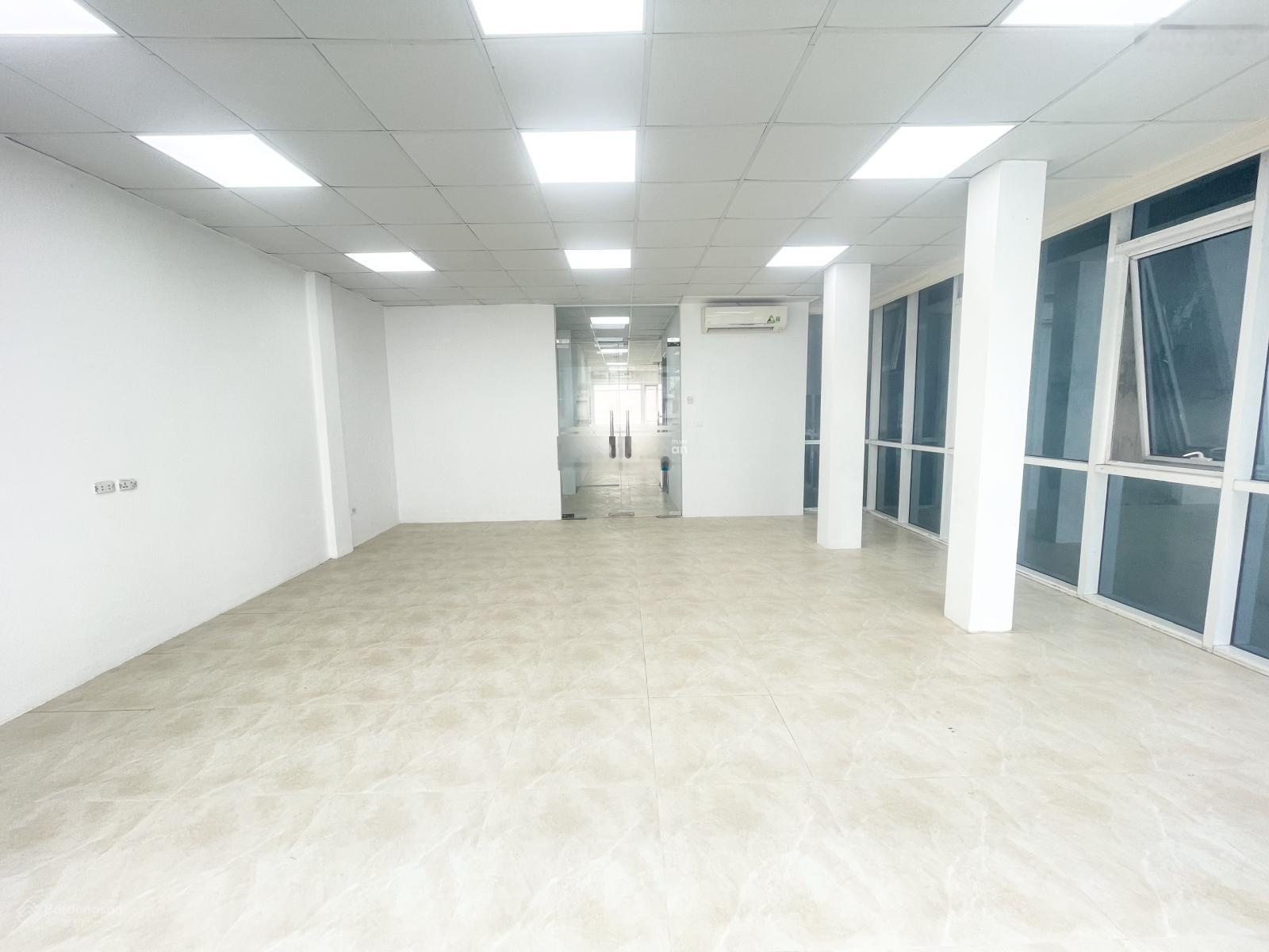 Cho Thuê Nguyên Căn MT Phổ Quang Vị Trí Đẹp Ngay Chung Cư. DT: 8x18m. Trệt 3 Lầu Suốt.