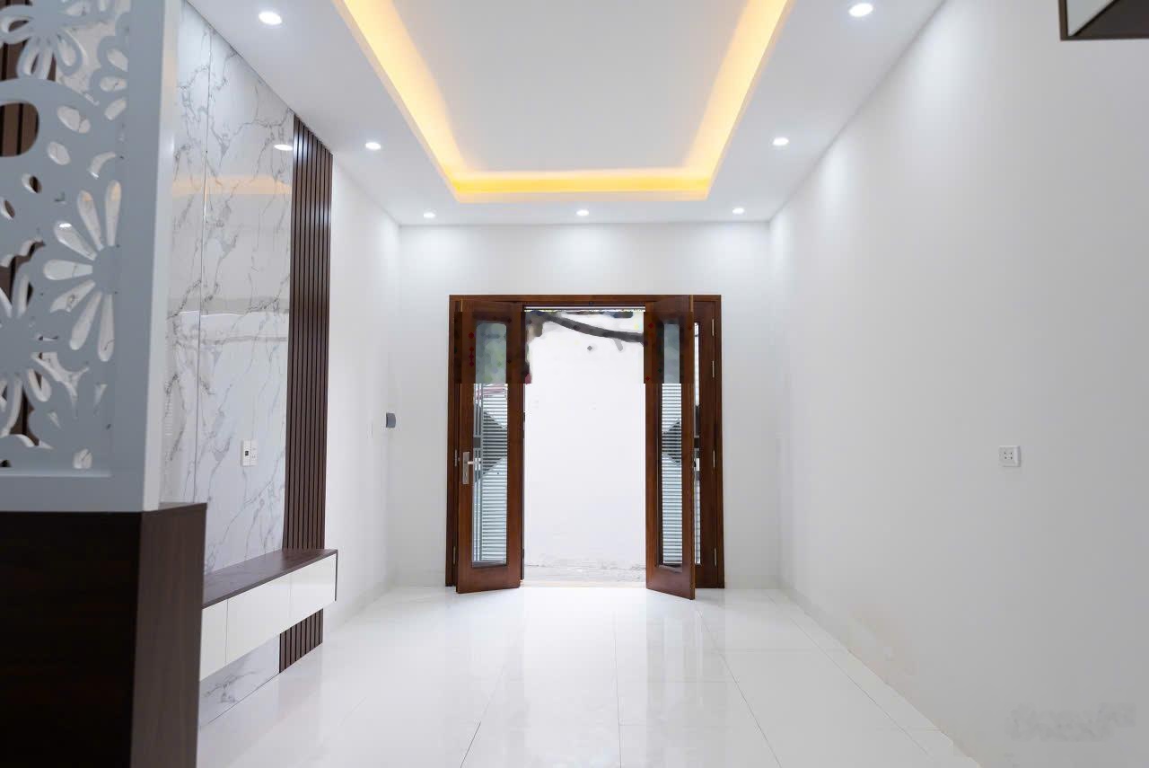 Cho thuê nhà riêng ngõ 639 Hoàng Hoa Thám, Ba Đình, HN. DT 35m2 x 5 tầng, 3 PN, 4 WC. Gía 13 triệu