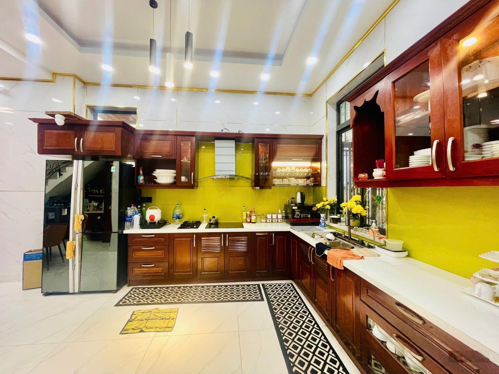 Bán gấp biệt thự 180m2 tại Liên phường, Phước Long B, Thủ Đức, Giá hời chỉ 9 tỷ TL , sang tên ngay