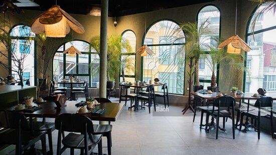 CHO THUÊ MẶT BẰNG PHÙ HỢP SHOWROOM/F&B - DT 256m2 - MT 11m - Khu vực kinh doanh đông đúc