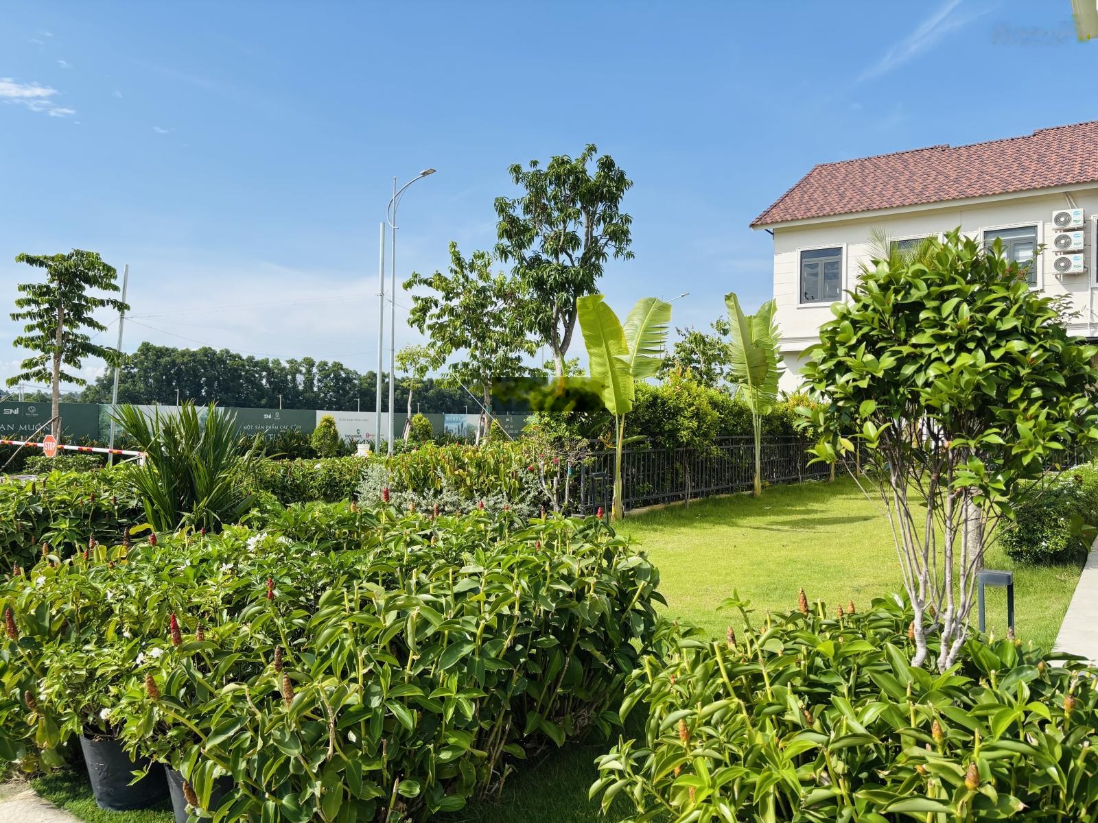 Bán Nhà Phố ven sông đầu tiên có sẵn HĐT ngay khi nhận nhà,cạnh trường DHQT Việt Đức.LH 0975362423