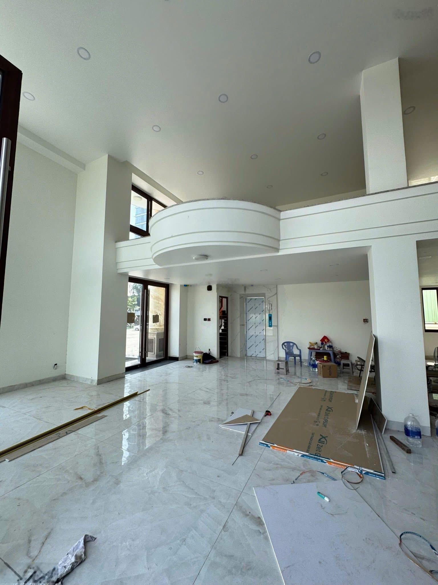 Cho thuê lô góc thái hà - yên lãng, 95m - 4t, mt 10m full kính, showroom -thời trang, phố k/d đỉnh
