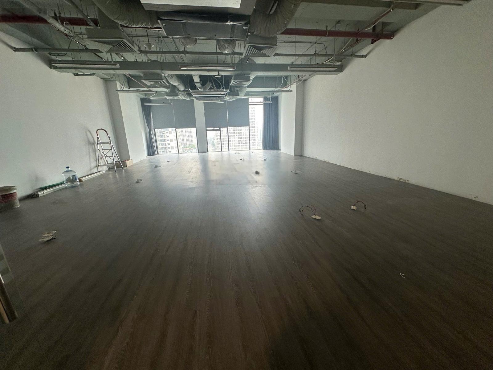 Cho thuê văn phòng đẹp 110m2 tại Gold season Nguyễn Tuân sàn gỗ, view mặt đường, bàn giao luôn