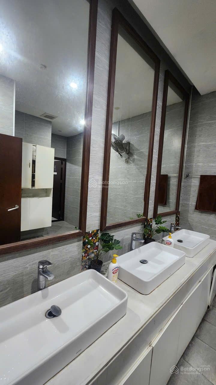 Cho thuê mặt bằng kinh doanh tại giảng võ 250m2 mặt tiền 11m, vỉa hè đẹp, hợp nhà hàng & showroom