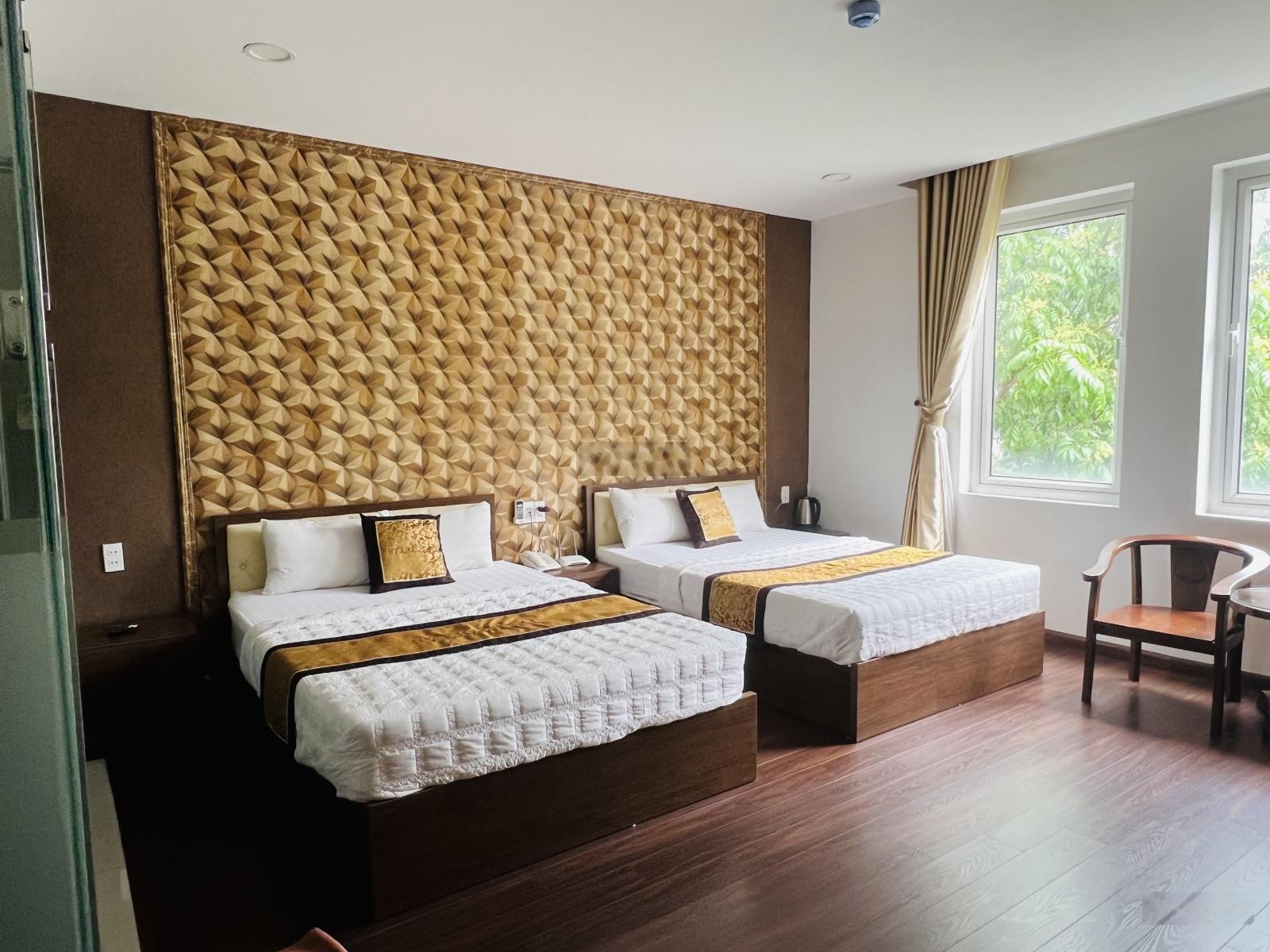 Khách sạn 15 phòng cách trục chính Nguyễn Tất Thành 50m