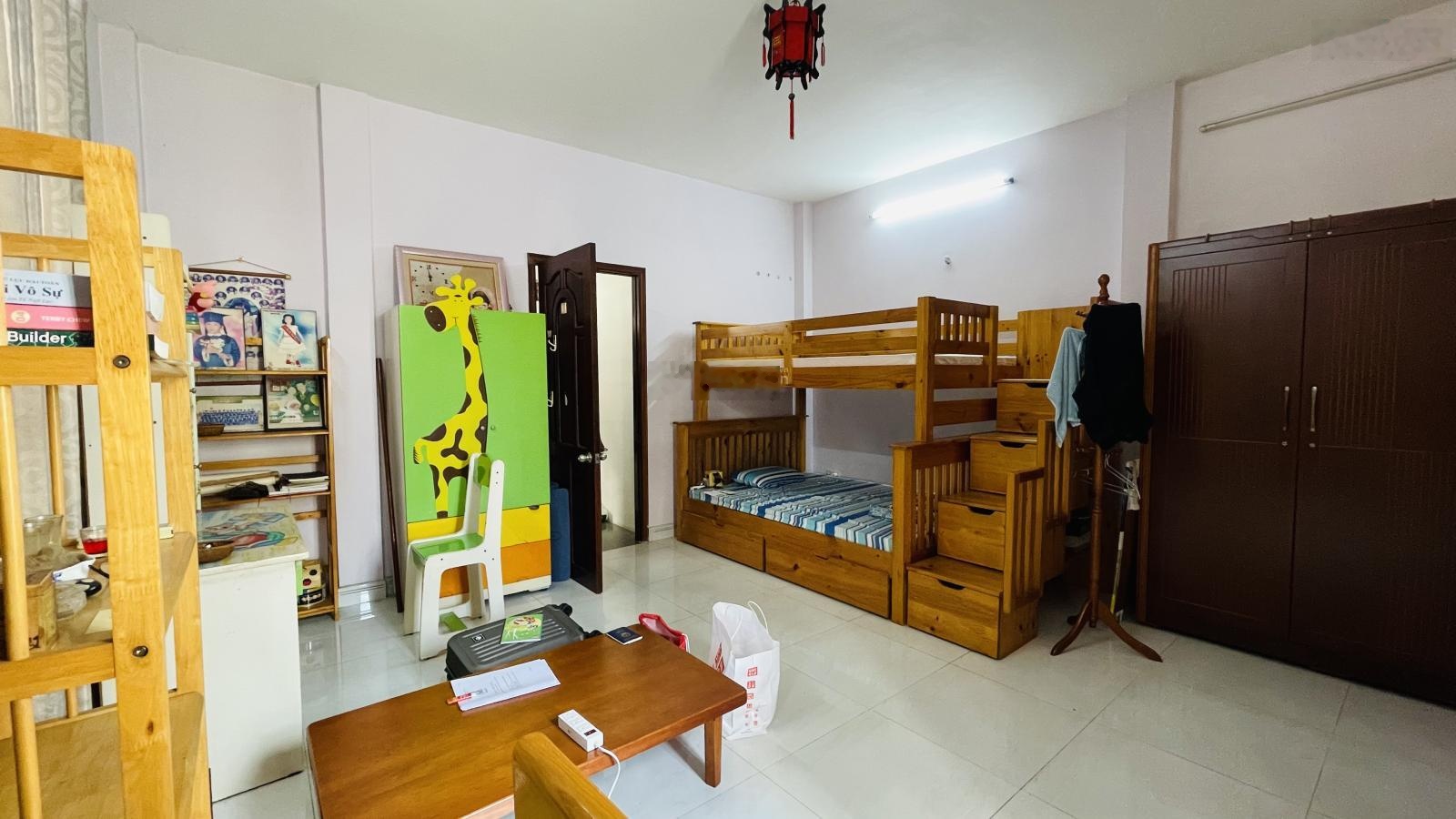 Nhà 3 Tầng Lô Góc-Ngay Chợ-Kinh Doanh Đỉnh-Ngang 5m-65m2-Đường 8m