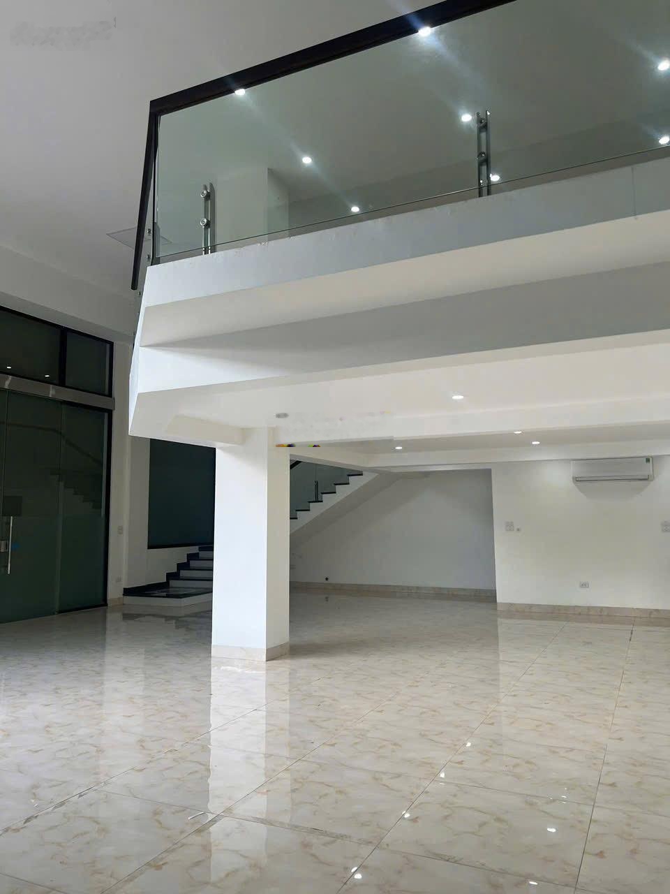 Cho thuê mặt bằng lô góc: Tầng 1, 190m vuông + tầng lửng 120m vuông. (40tr/tháng)
