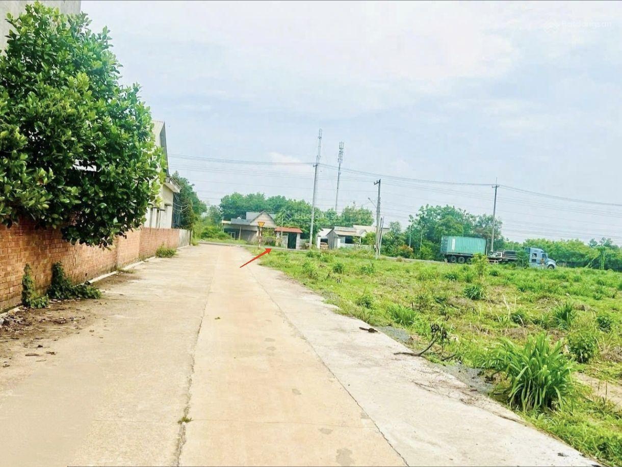Về quê định cư cần bán gấp nền đất thổ cư 250m2 (5*50) thổ cư 100m. Giá 400. đường bê-tông. sổ sẵn