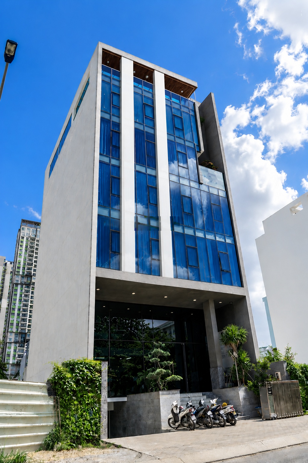 TÒA NHÀ 1300m2 sàn HẦM 7 TẦNG NỔI MẶT TIỀN TRUNG TÂM QUẬN 2 Vị trí đẹp nâng tầm thương hiệu