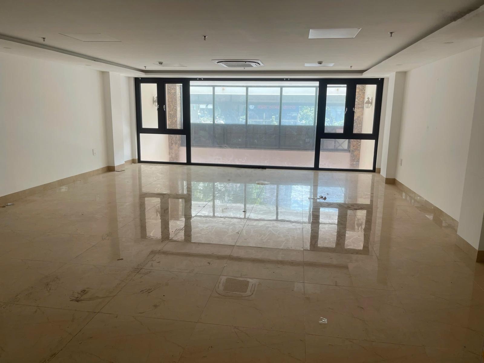 Bql cho thuê văn phòng đường khuất duy tiến . dt 150m. liên hệ : 0345943145