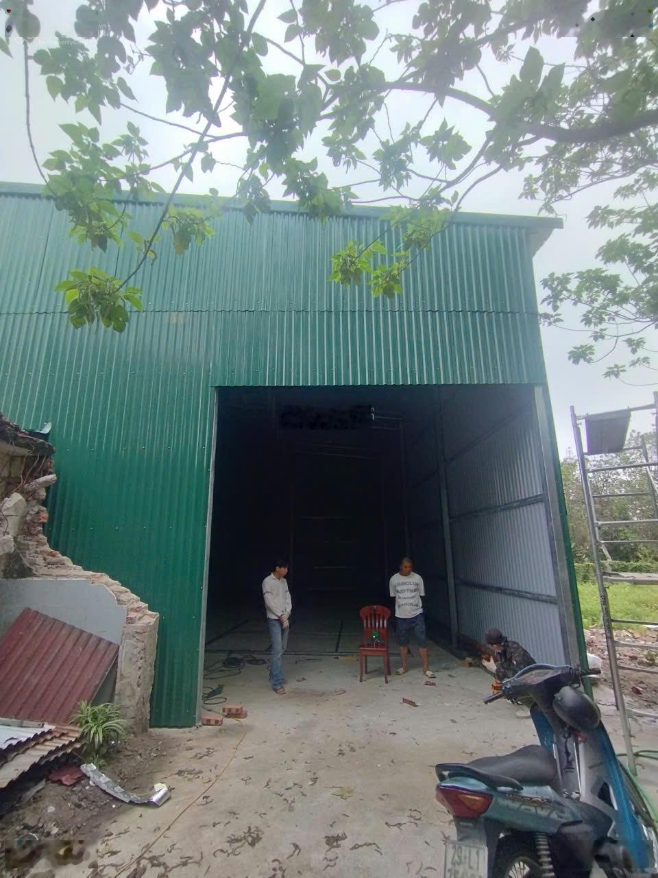 Cho thuê kho đường Phú Diễn, Bắc Từ Liêm. DT 280m2, cao 8m, có điện 3fa, xe công đỗ cửa. Giá 75k/m2