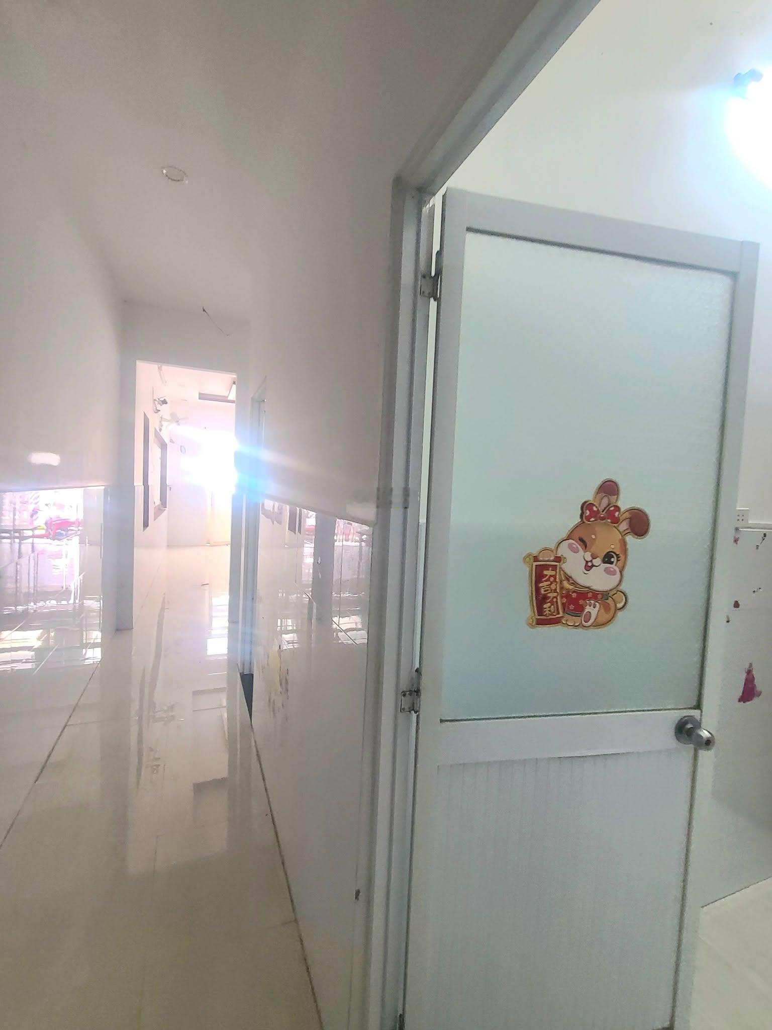 Chỉ 1.4 Tỷ có nhà cạnh Vinhome Hóc Môn, nhà C4 BTCT, 5x20 Sổ hồng riêng, Đường oto.