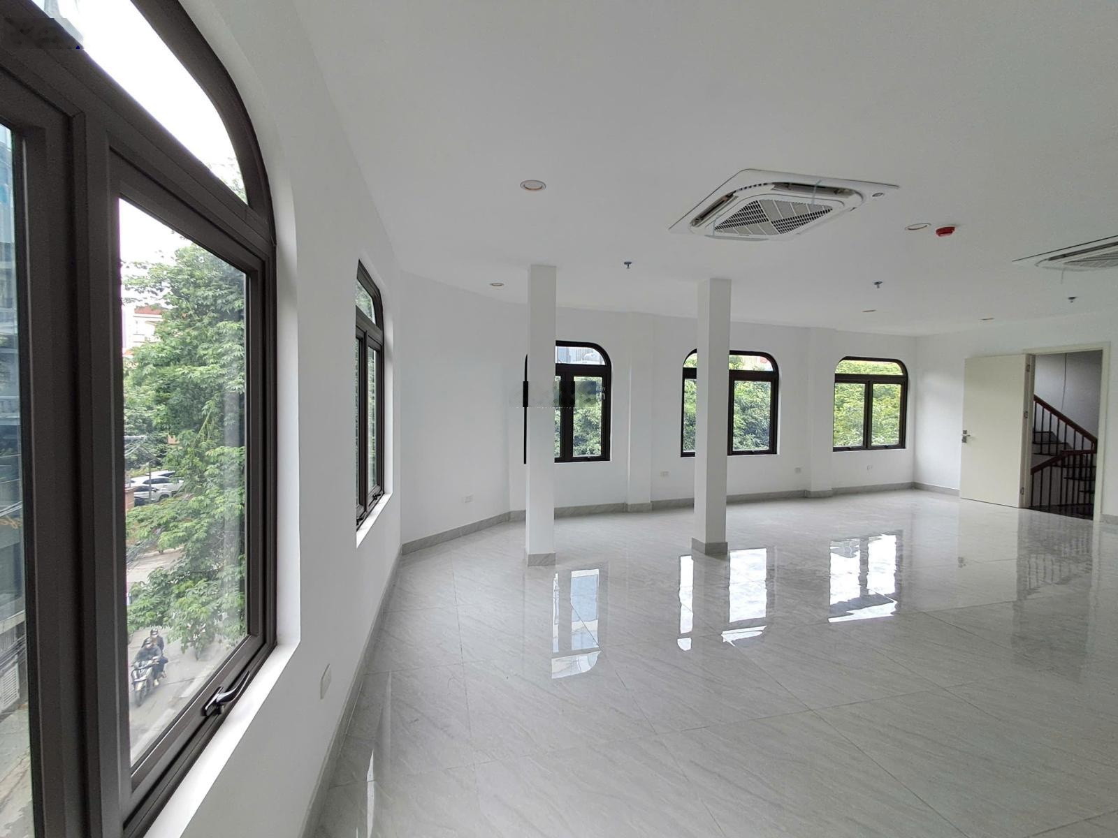 Cho thuê nhà mặt phố Nguyễn Văn Trỗi: 85m² x 7,5 tầng, MT 16m, lô góc, có thang máy, PCCC, mới.