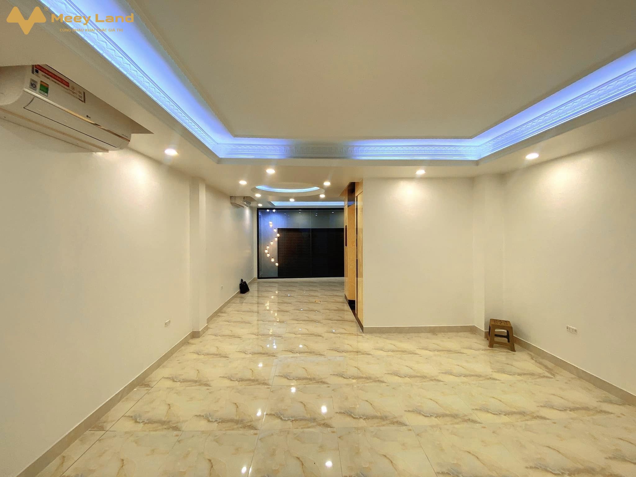 Bán toà nhà văn phòng 9 tầng thang máy mới, mặt phố Nguyễn Khang, Cầu Giấy, vỉa hè, ô tô tránh