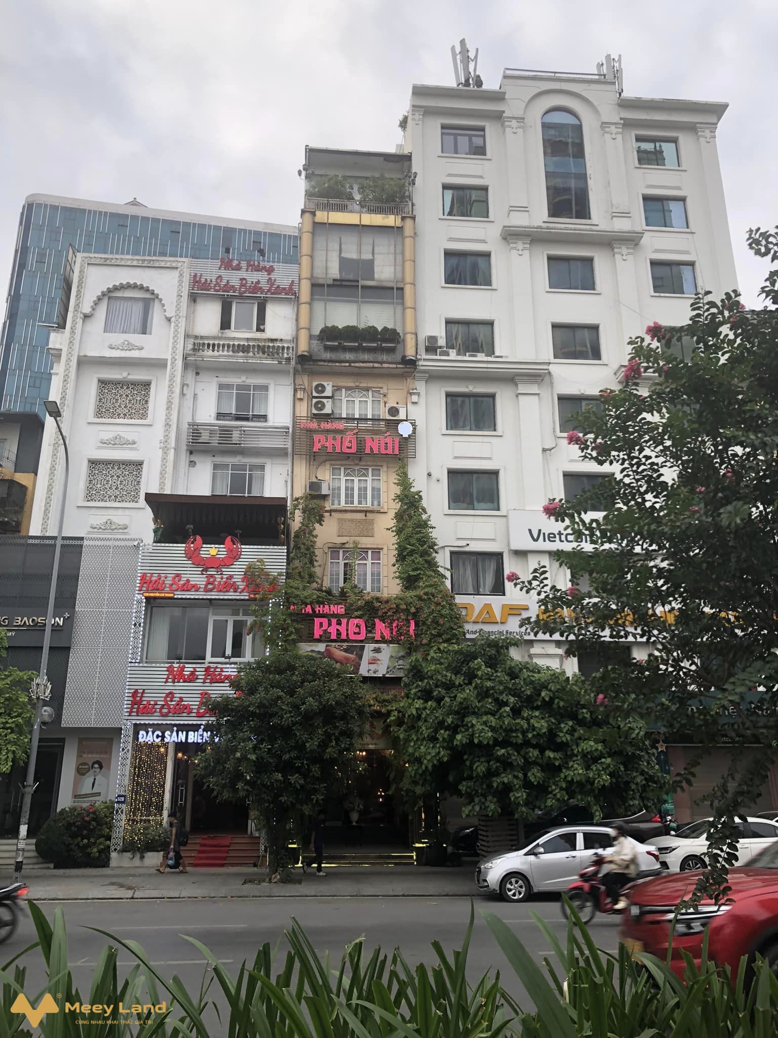 Bán nhà mặt phố Nguyễn Chí Thanh, Đống Đa, vị trí trung tâm, kinh doanh sầm uất