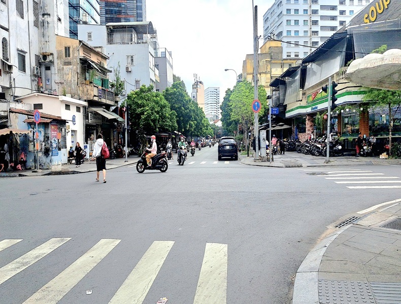 Bán nhà hẻm xe hơi hạ chào 2,3 tỷ, Nguyễn Khắc Nhu, Cô Giang, Quận 1, 50m2, 5 tầng