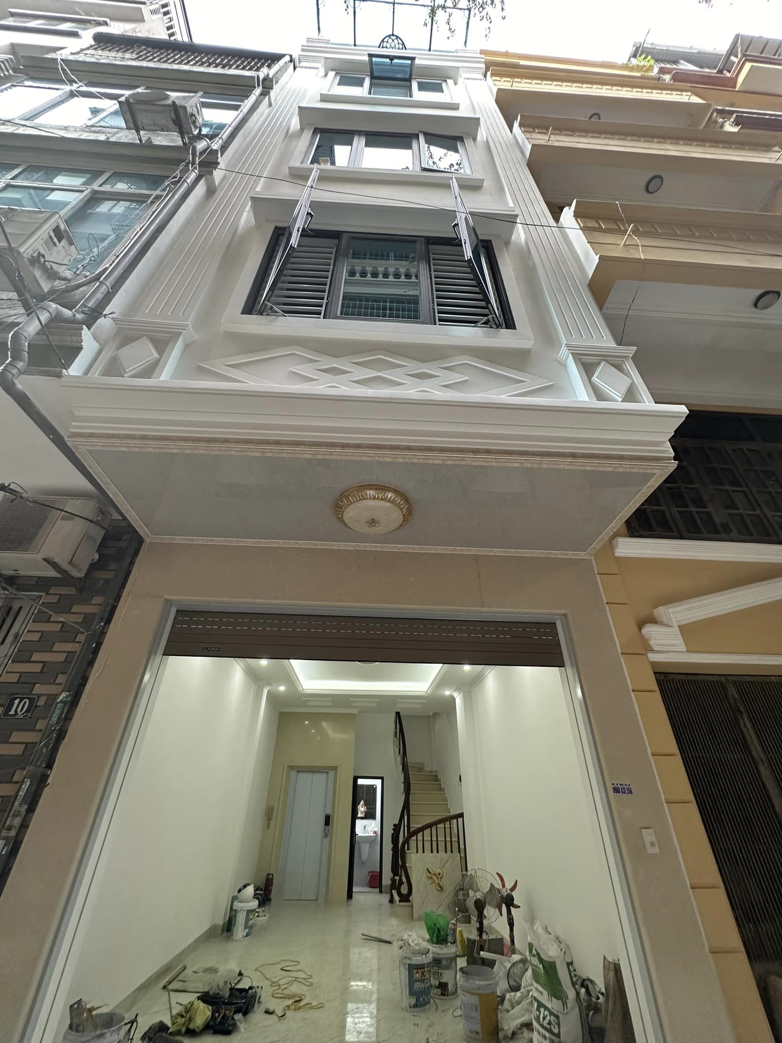 Cần bán gấp nhà phân lô phố Trần Quốc Hoàn 40m2, 6 tầng, thang máy, ô tô tránh, full nội thất, nhà đẹp ở