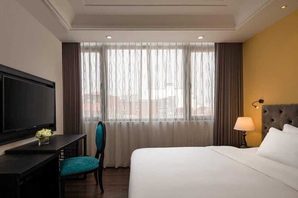 Bán khách sạn phố cổ, đẹp nhất mặt phố Hàng Buồm, 300m2