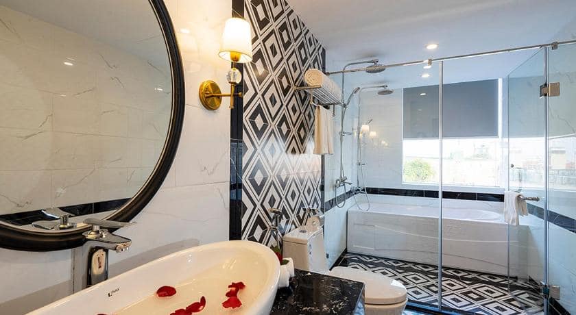 Bán khách sạn phố cổ, đẹp nhất mặt phố Hàng Buồm, 300m2