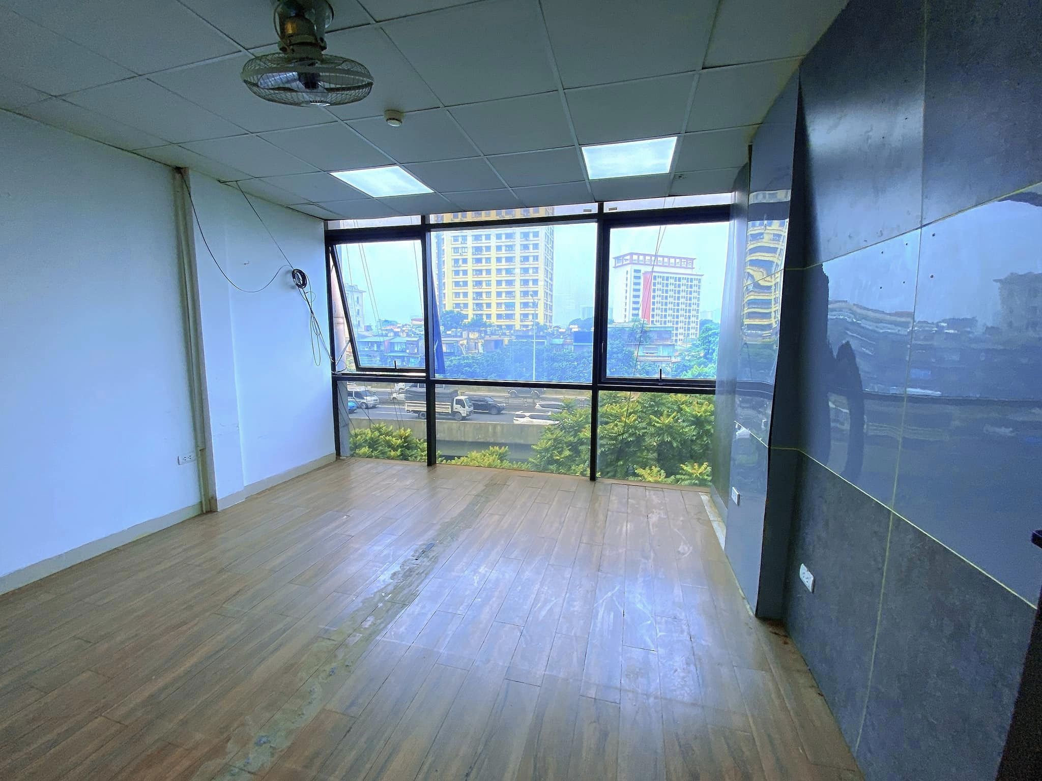 Mặt phố Khuất Duy Tiến, 8 tầng, thang máy, cho thuê 100 triệu/ tháng