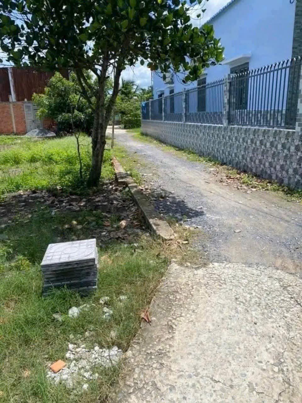 Cần bán lô 150m2, giá 800 triệu, gần chợ Tân Bửu, Bến Lức, gọi cho em xem đất