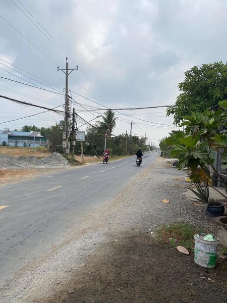 Cần bán lô 150m2, giá 800 triệu, gần chợ Tân Bửu, Bến Lức, gọi cho em xem đất