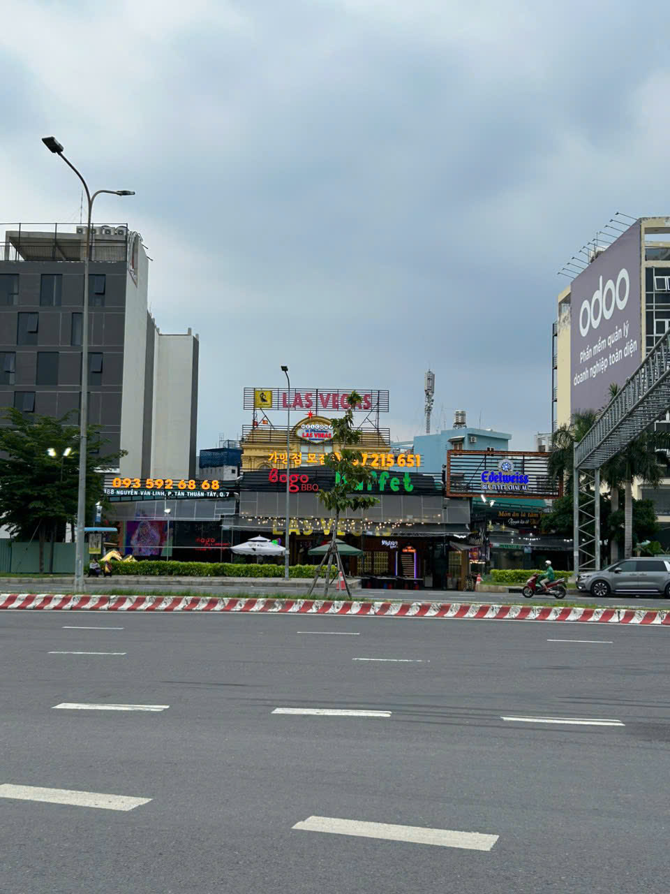 Bán nhà mặt tiền Nguyễn Văn Linh, quận 7, diện tích 8m, dài 25m, vị trí đẹp, giá 40 tỷ