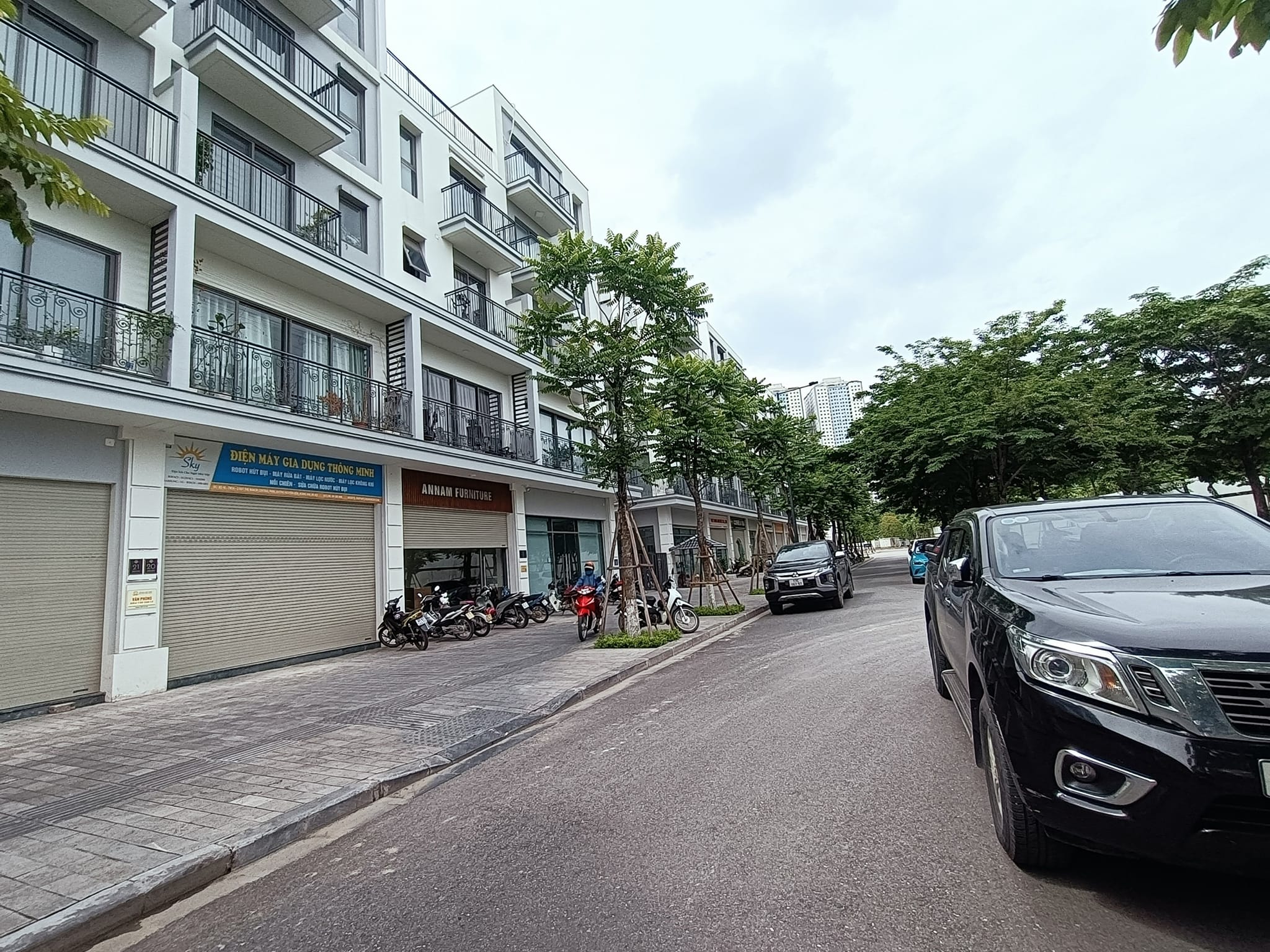 Bán cắt lỗ shophouse The Manor Central Park Nguyễn Xiển, 2 mặt tiền, giá cực tốt