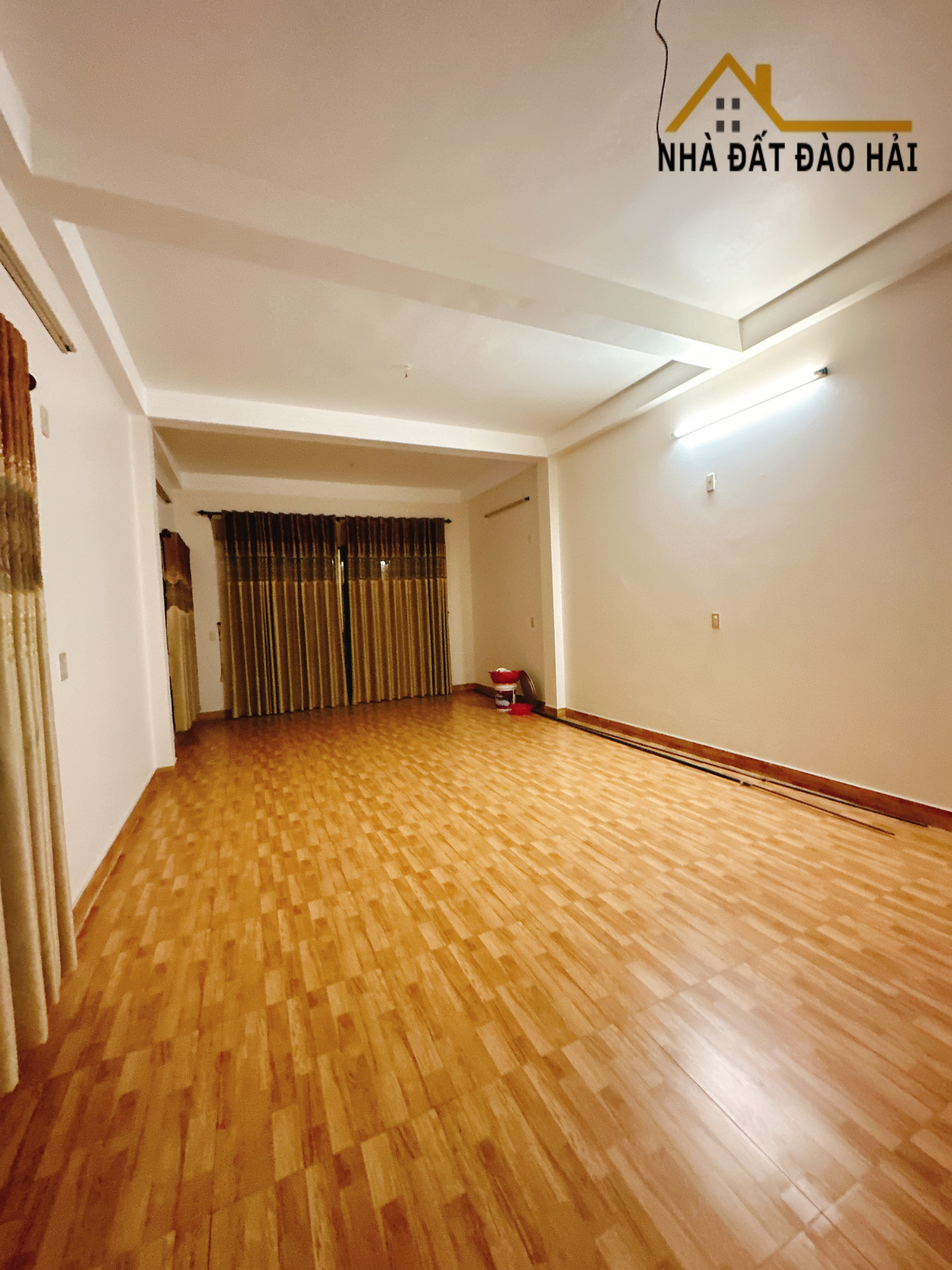 Bán nhà 4 tầng mặt phố kinh doanh