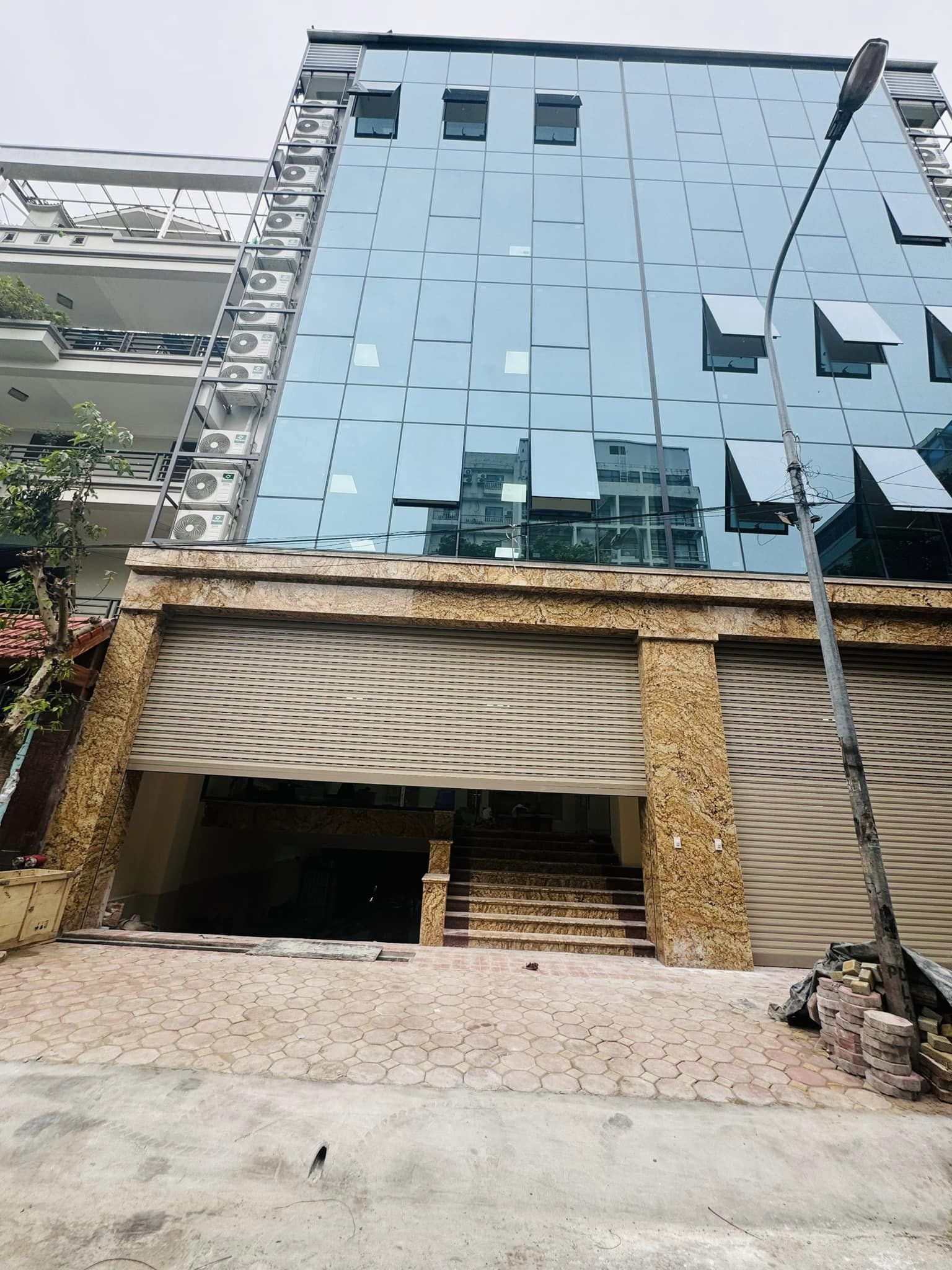 Tòa nhà văn phòng Phú Diễn mới tinh gần Mỹ Đình, 7 tầng, thang máy, có hầm, đường ô tô tránh