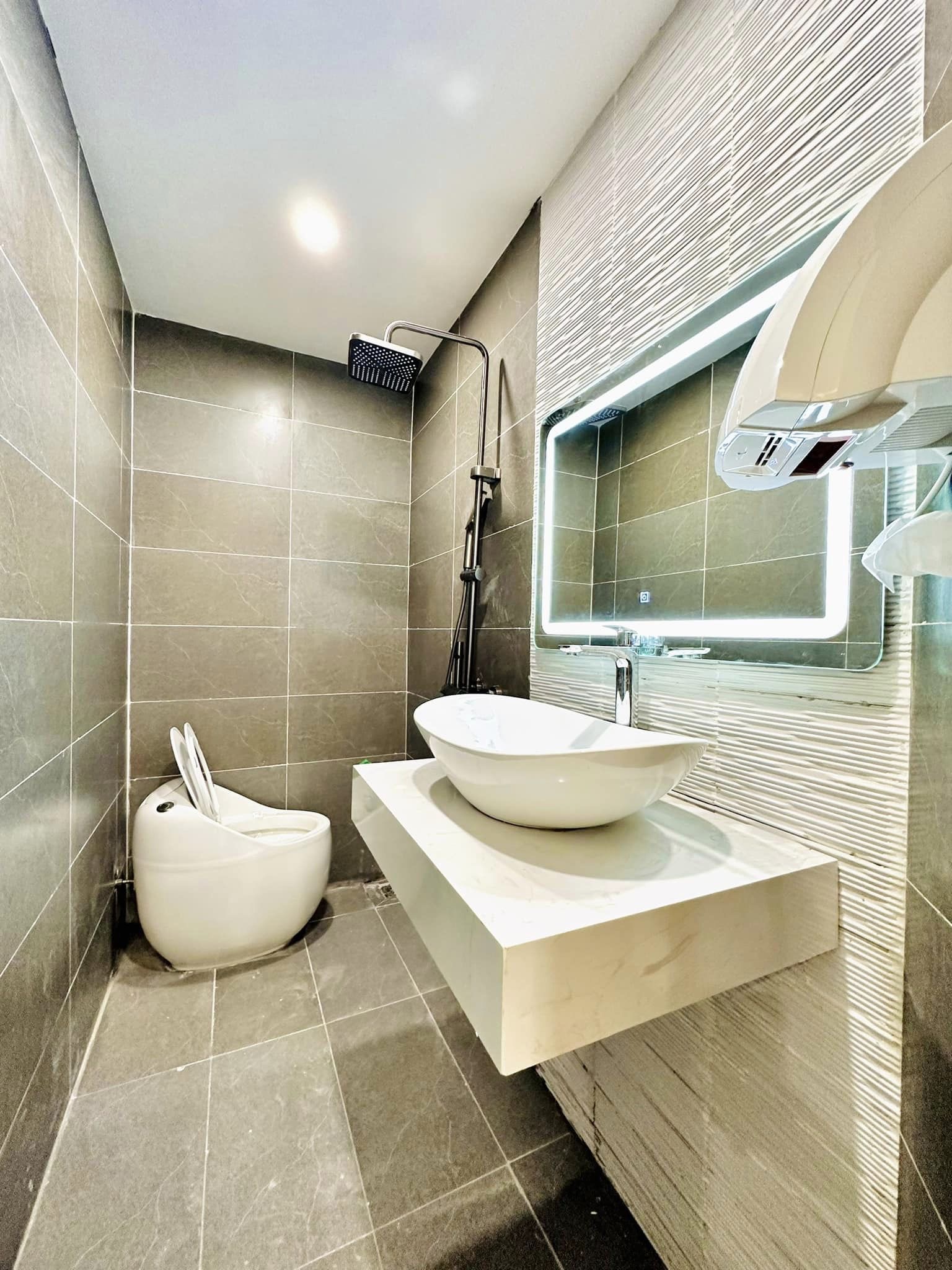 Bán gấp - chỉ 5,5 tỷ giá cực tốt - nhà 4 tầng mặt phố Kim Ngưu - ngã tư Lò Đúc - full nội thất nhập khẩu