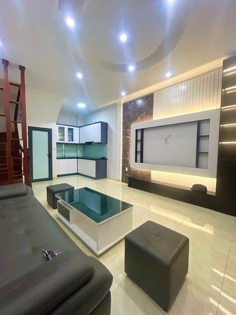 Nhà đẹp Giải Phóng, ở luôn, full nội thất, gần phố, ô tô, 40m2, giá chỉ 6,5 tỷ