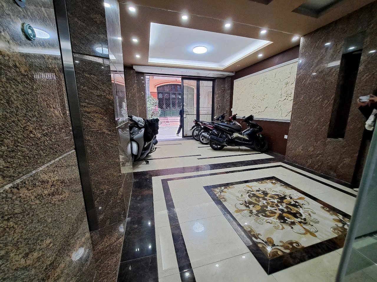 Bán nhà phân lô Hoàng Cầu, ô tô tránh, 7 tầng, thang máy