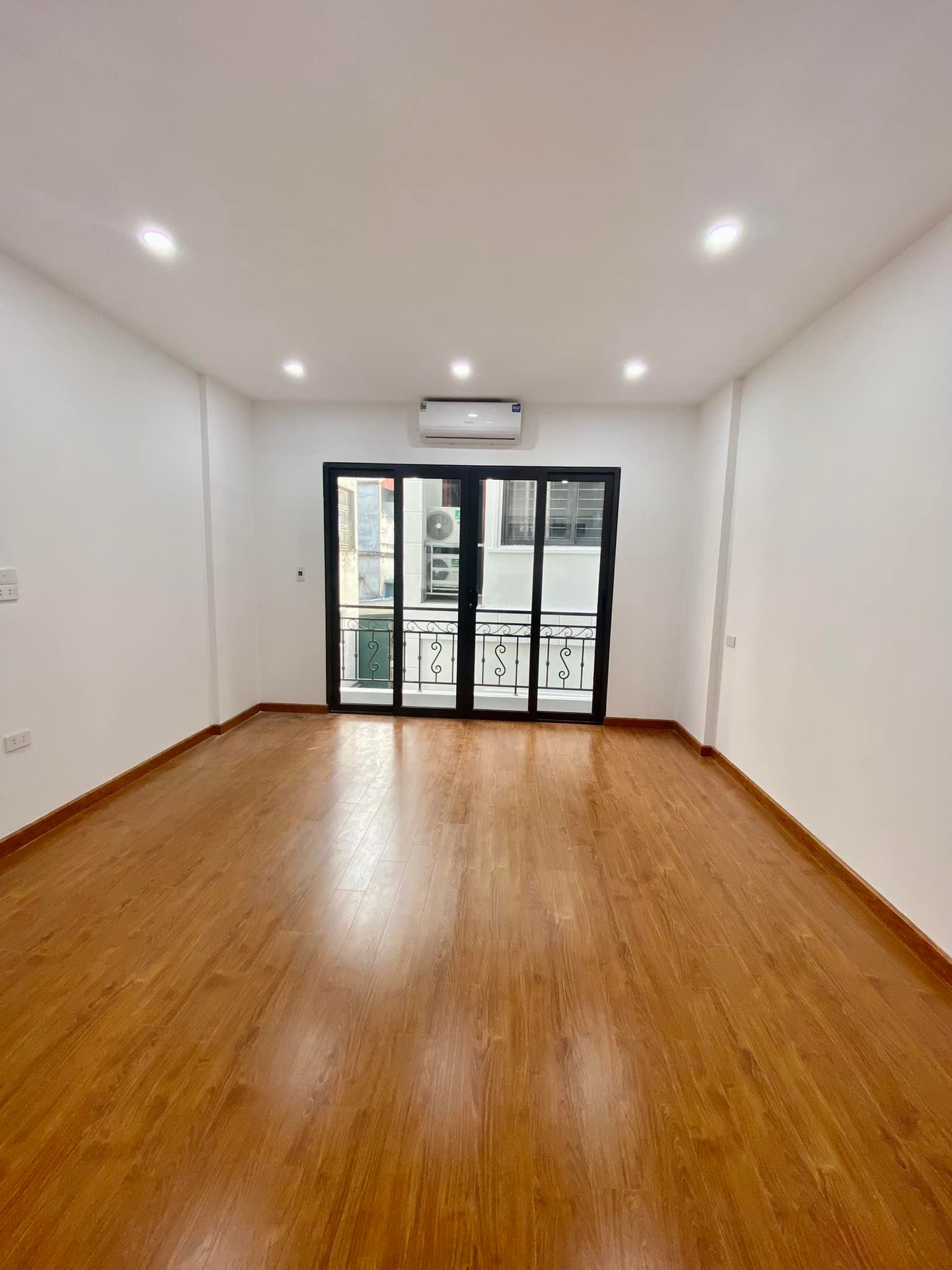 Bán nhà mới Phương Canh xây 5 tầng, 3 phòng ngủ, gần đường lớn, giá 5.4 tỷ