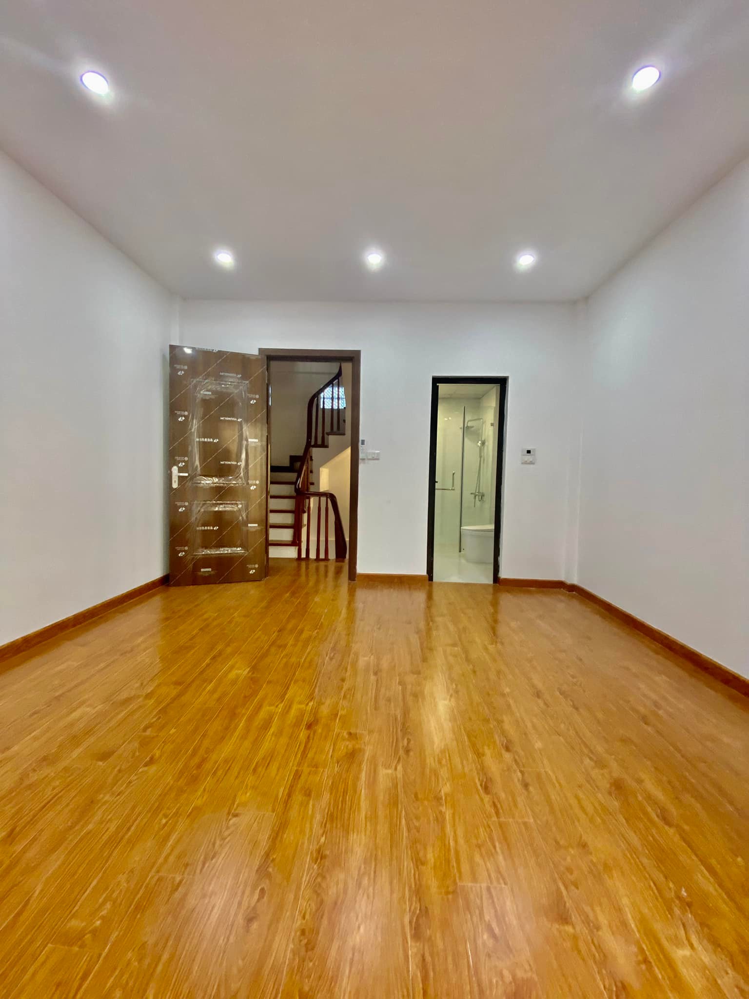 Bán nhà mới Phương Canh xây 5 tầng, 3 phòng ngủ, gần đường lớn, giá 5.4 tỷ