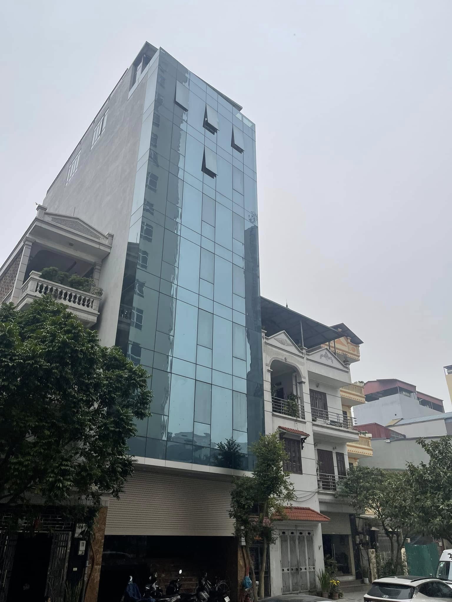 Nhà phố Lạc Long Quân, Tây Hồ, 9 tầng, thang máy mới tinh