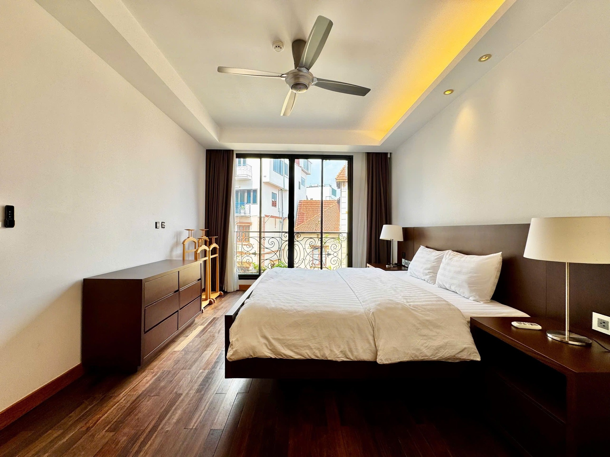 Bán nhà phố Tô Ngọc Vân, Tây Hồ, cho thuê 400 triệu/ tháng