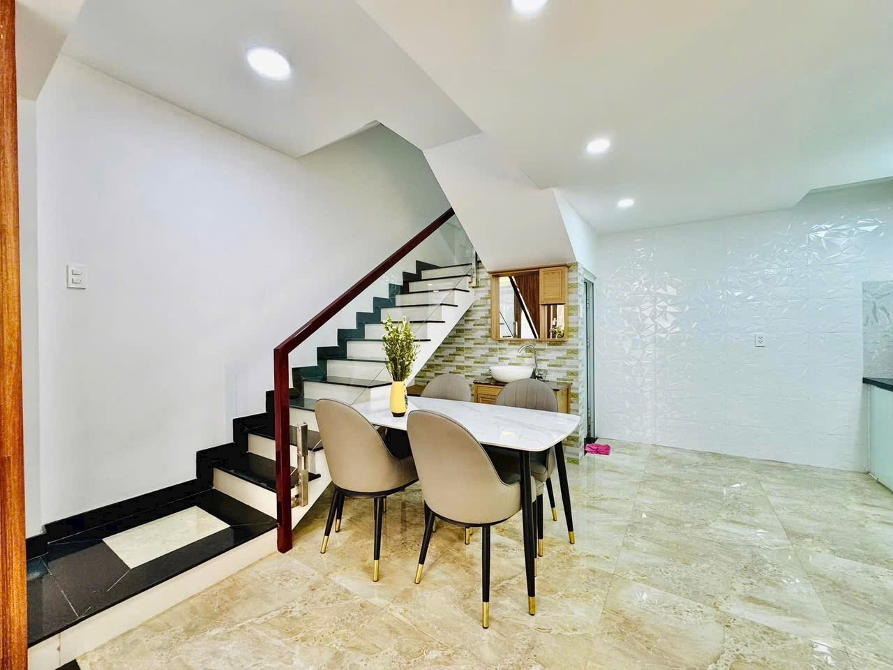 Bán nhà phố đẹp đường Hoàng Hoa Thám, phường 05, quận Bình Thạnh, Hồ Chí Minh