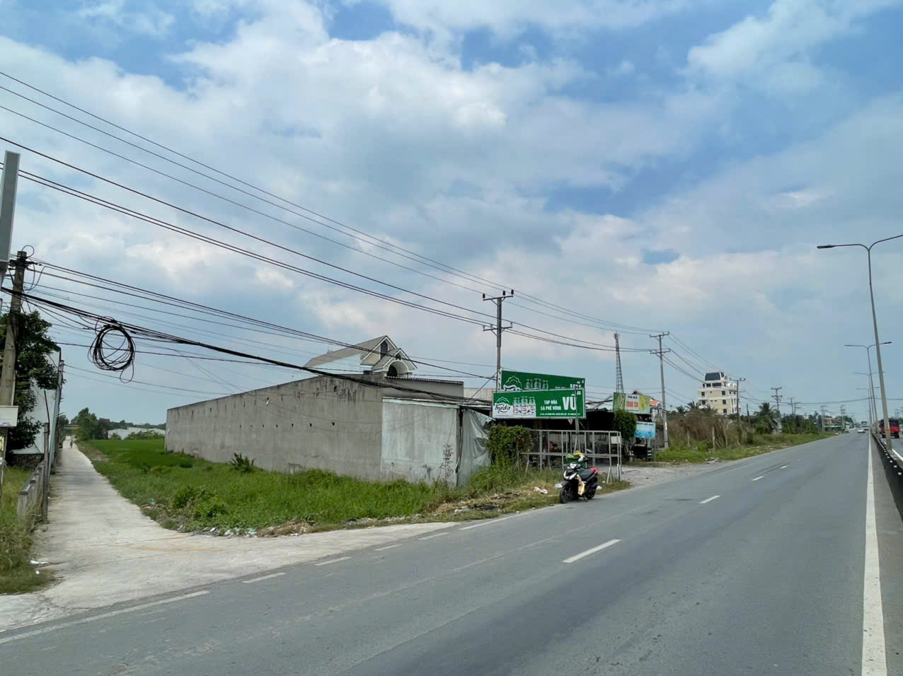 1,5 hecta đất 3 mặt tiền ĐT 824 ấp 7 Lương Hòa, Bến Lức, Long An giá 45 tỷ