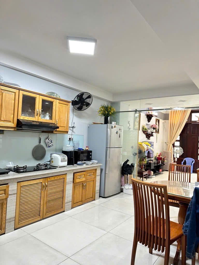 Bán gấp nhà 4 lầu hẻm xe tải Huỳnh Văn Bánh 88m2, vị trí đẹp ngay Phú Nhuận 17,5 tỷ