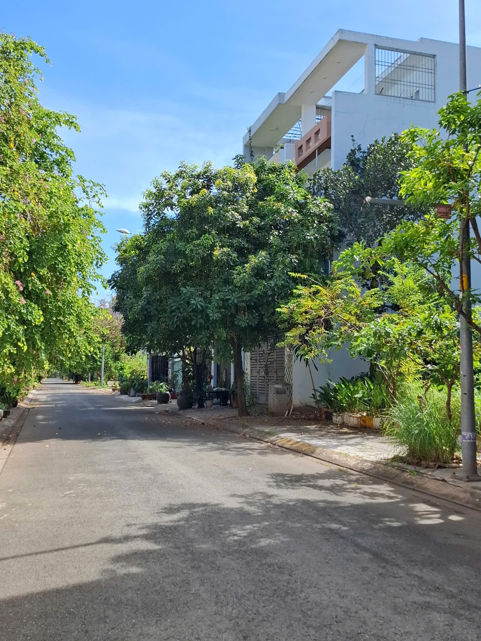 Bán nhà hẻm ô tô đường Nguyễn Thi Định, quận 2, giá 26,4 tỷ