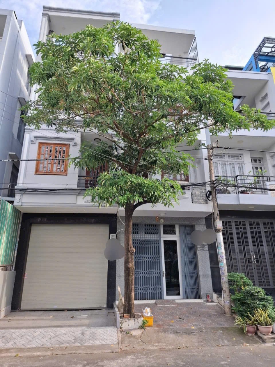 Bán nhà mặt tiền đường 54, quận 6, view vườn hoa, giá 13 tỷ