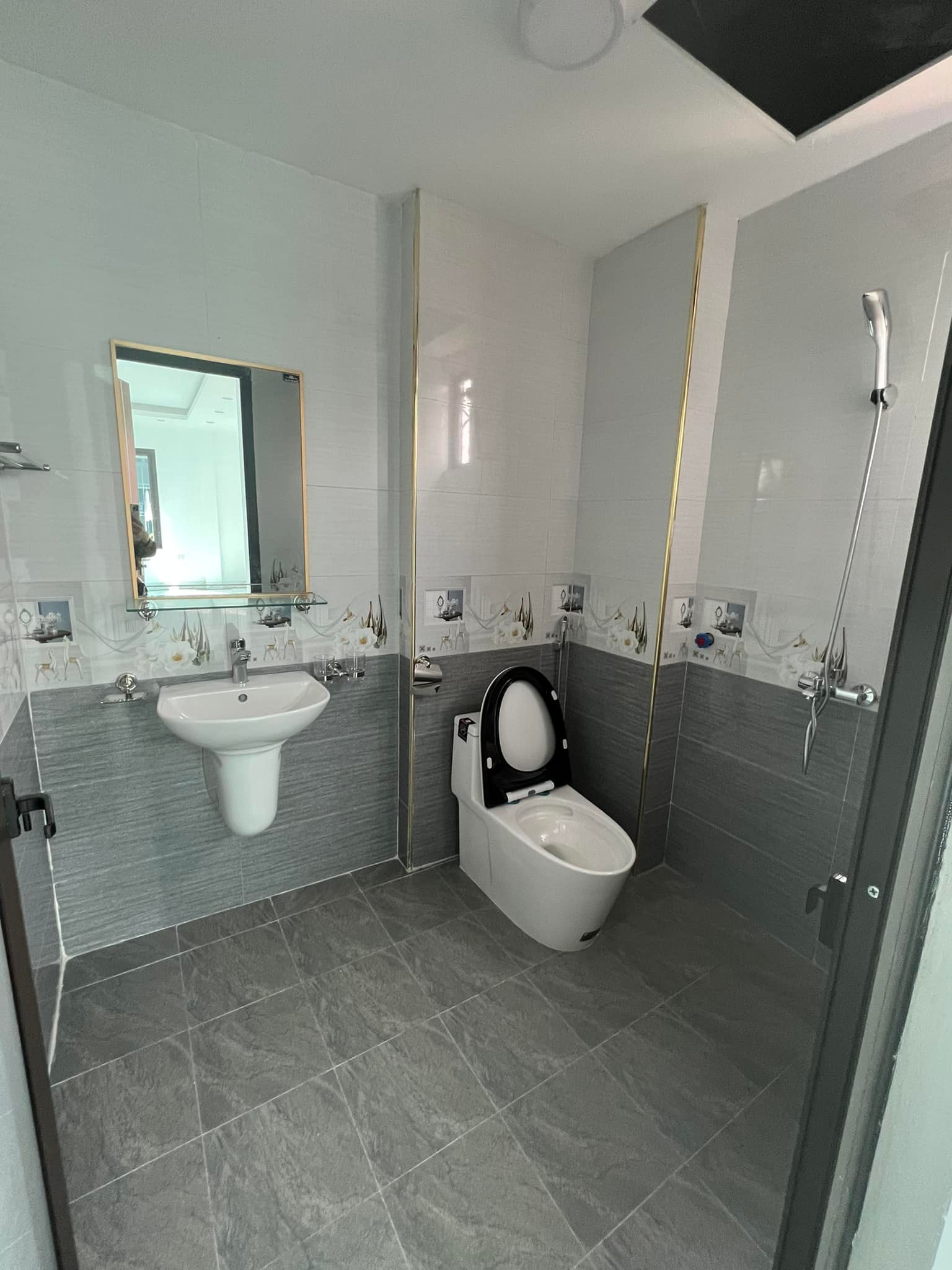Bán nhà Trạm Trôi, Hoài Đức, 150m đường 32, 32m2, 5 tầng, 2 mặt tiền, ô tô đỗ gần nhà