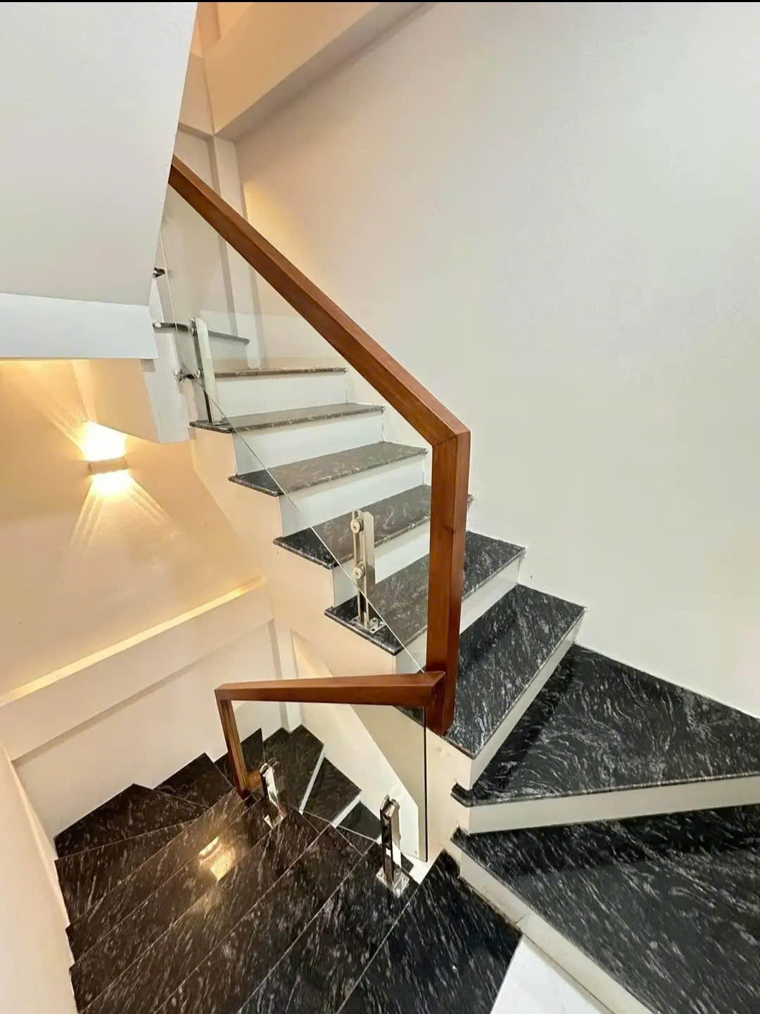 Bán nhà 32m2 tại Tân Hội, đối diện cổng chính Vinhomes Đan Phượng, ngõ thông, ô tô đỗ gần