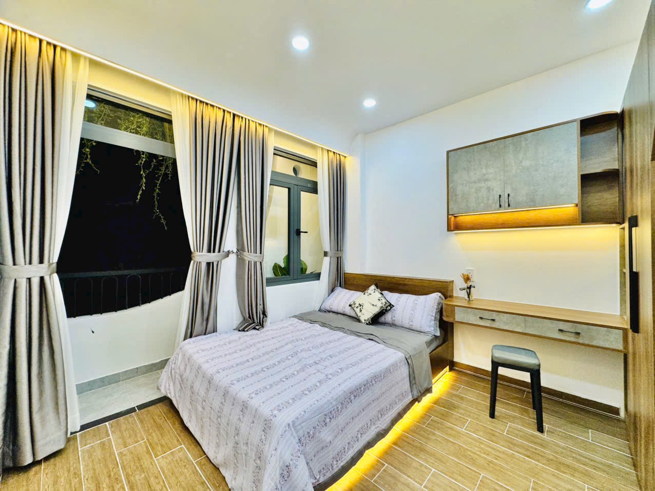 Bán nhà phố đẹp sát mặt tiền đường Hoàng Hoa Thám - phường 07 - quận Bình Thạnh