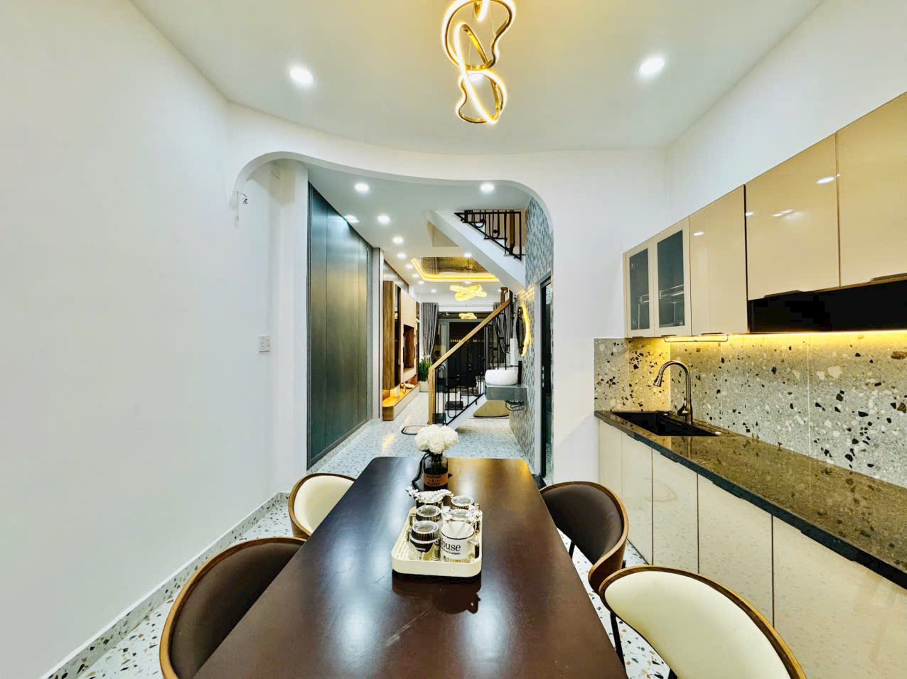 Bán nhà phố đẹp sát mặt tiền đường Hoàng Hoa Thám - phường 07 - quận Bình Thạnh