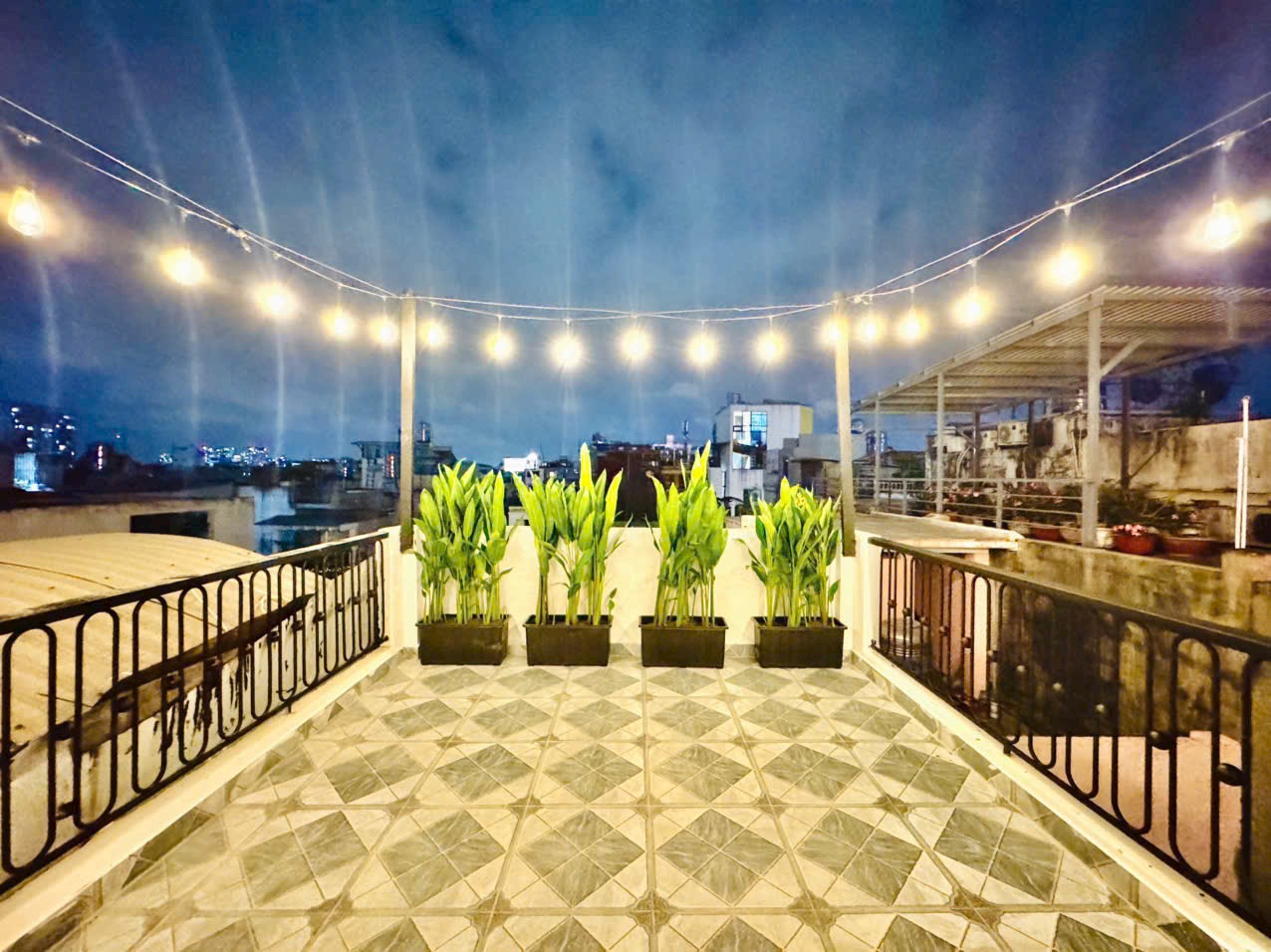 Bán nhà phố đẹp sát mặt tiền đường Hoàng Hoa Thám - phường 07 - quận Bình Thạnh